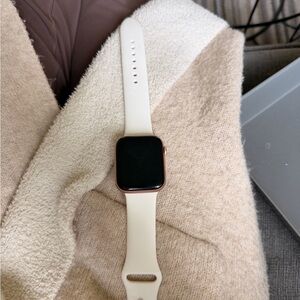 Apple Watch Series 5 rose gold with white band